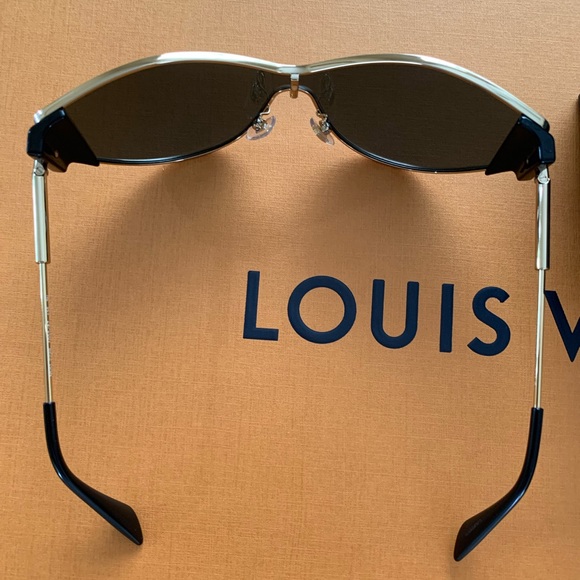 Gorgeous Versace Medusa Sunglasses - Picture 4 of 12